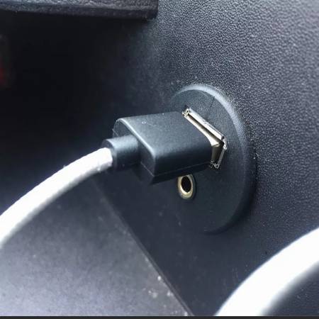 есть usb розетки