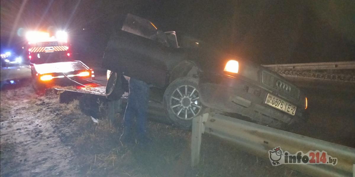 Автомобиль вылетел на отбойник