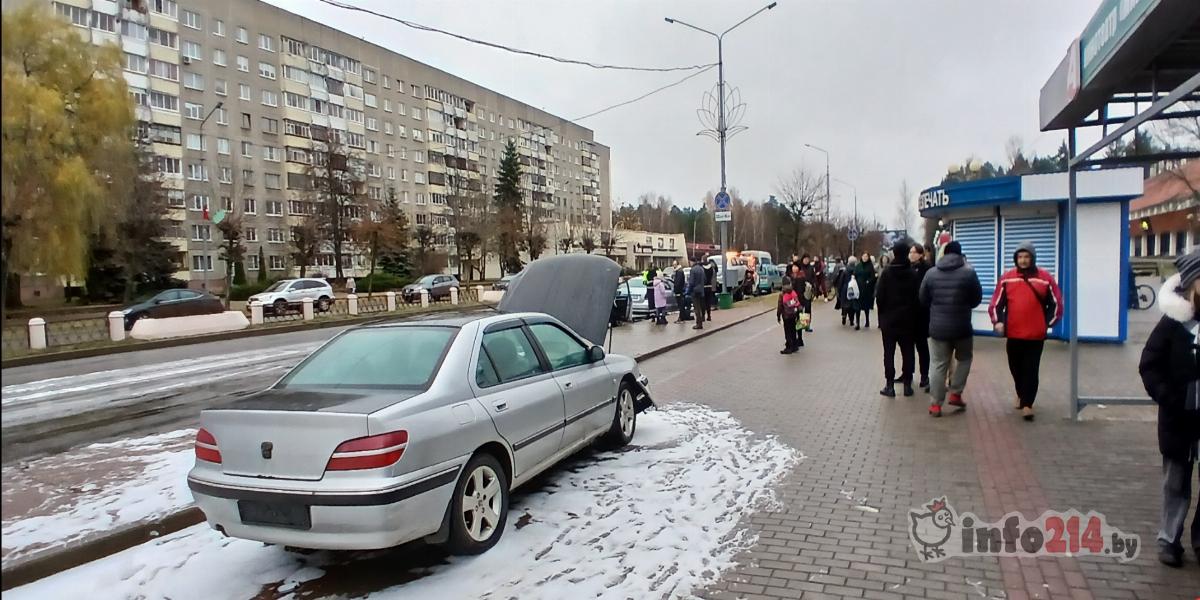 Пожарные заливали автомобиль пеной после возгарания