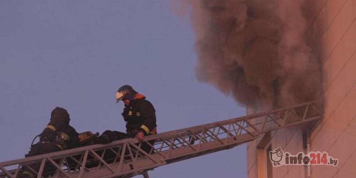 С верхних этажей людей спасали с помощью автолестниц