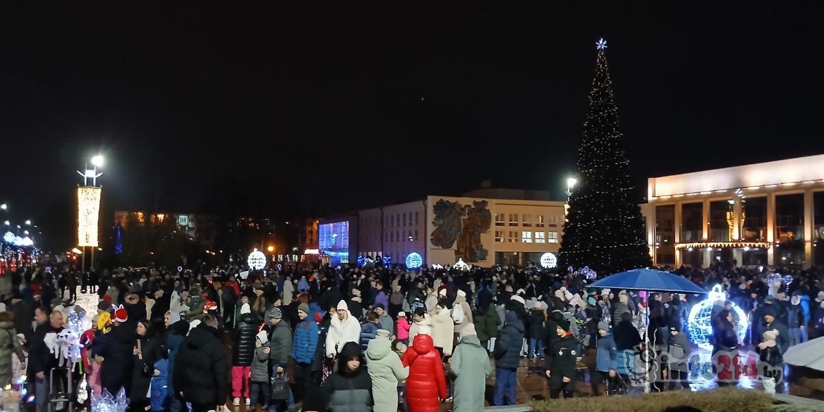 На площади Строителей собралось много людей