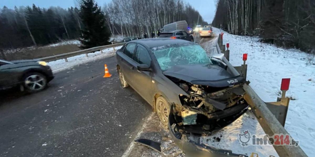 Автомобиль Volkswagen Polo влетел в оградительный отбойник