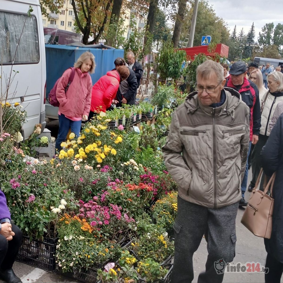 Присутствовало много продавцов 